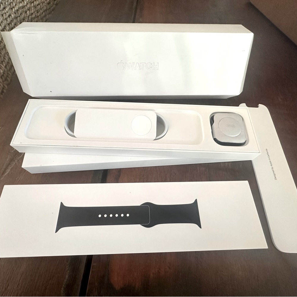 Apple Watch Series 6, charging cable, wristband. In original box! Good condition